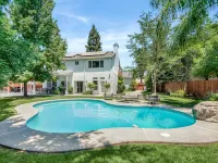 Home oasis with sauna, jacuzzi, pool & heated gazebo! - 수영장
