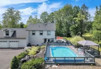 Poconos Spacious 6-Bedroom House in Marvelous Blakeslee WPool Gamerooms Hot Tub - Luxury
