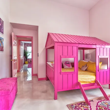 Iconic Barbie Dream House W/ Pool, Mini Golf & Fun Отели рядом с достопримечательностью «Стадион «Стейт Фарм»»