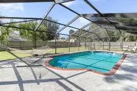 Pool, bbq & large backyard in charming downtown. Pet Friendly!