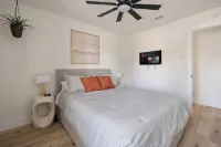 Haven House King Bed Backyard Pool - Parvekkeita