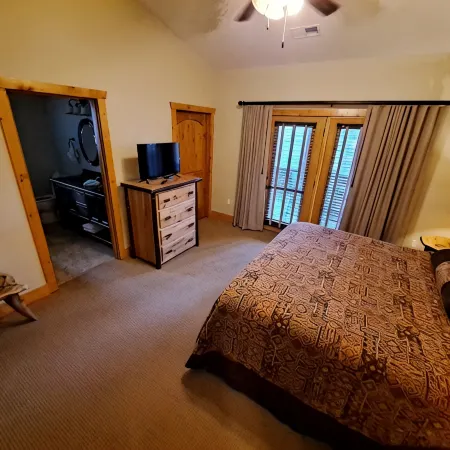 3A - Comfortable Wooded Setting