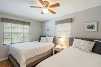 Mahi on Madison: Close to Clearwater Beach w/Huge Fenced Yard & Private Hot Tub - บังกะโล