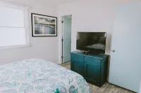 Steps to the Beach! Renovated 2021! Hot Tub! Minutes to Grocery Stores & Dining! - Balcony