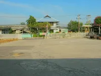 茶林蘇普公寓式飯店 Daruna Ratchaburi學校附近的飯店