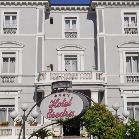 Esedra Hotel Отели рядом с достопримечательностью «Старый Город - Марина Чентро - Сан Джулиано»
