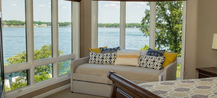 Lake Front Condo on East Lake Okoboji in Bridges Bay Resort. Hoteles en Arnolds Park