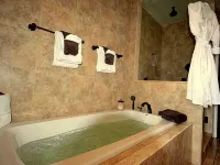 The Kenwood Inn Oldest Bed and Breakfast, St Augustine Historic District - Bathtub