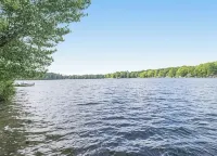 Charming 2-bedroom cottage with Lake Access to School Section Lake - Boutique