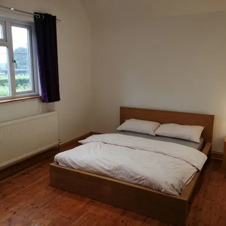 4 Bed House - Sleeps 10 - Pets - Parking - Wifi
