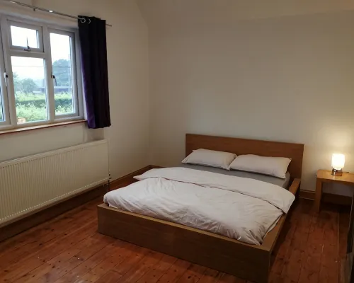 4 Bed House - Sleeps 10 - Pets - Parking - Wifi サットンのホテル