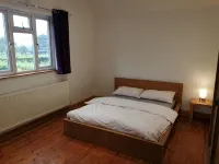 4 Bed House - Sleeps 10 - Pets - Parking - Wifi