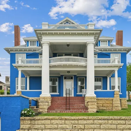 Spacious 7-bedroom house- unique history, modern comforts and incredible views
