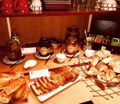 Hôtel Bosquet Pau Centre - Self Check in Budget Hotel - Desayuno