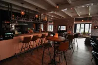 Boutique Hotel Herbergh Amsterdam Airport Free Parking - bar