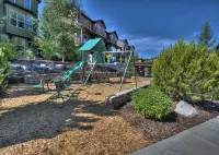 Summer by the Lake! Beautiful Swimming Pool, Patio Hot Tub Firetable BBQ Nature Trails Hiking Biking