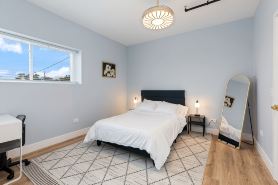 Charming 2-bedroom apartment in fabulous Westchester with AC, WiFi
