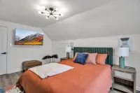 Modern Home 3 Minutes from Airport! - Homestays