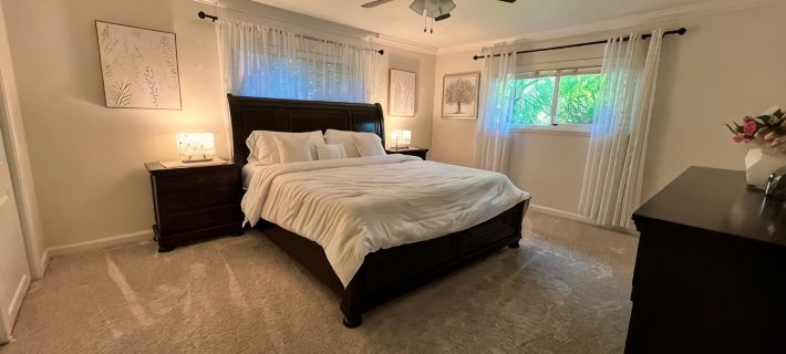 6 bd, 3 bath, Sleep 14+, AC, Very Clean, Luxury, spacious, WiFi, NO Pets Hotels in Chico
