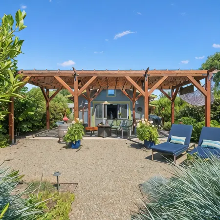 1-bedroom vacation guest cottage minutes from the famous Sonoma square