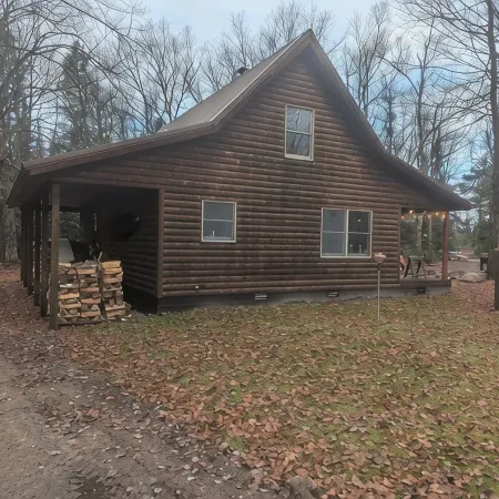 Bear's Den, A cozy 3-bedroom cabin in mature woods on Neebish Island with WiFi