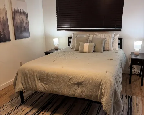 Walking distance to restaurants! Come enjoy our 3-bed cabin in Pine! Hotels in Pine