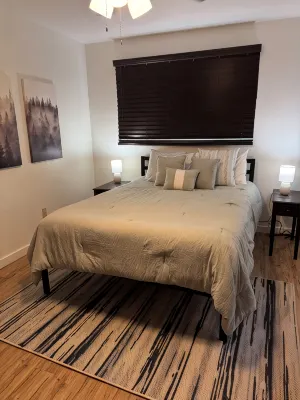 Walking distance to restaurants! Come enjoy our 3-bed cabin in Pine!