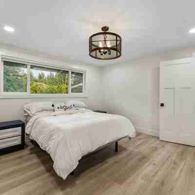 Beautifully remodeled, spacious 4-bedroom house in peaceful Eugene with WiFi, AC Rooms