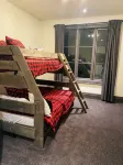 Blue Mountain Chalet w/ Hot Tub • 5 Min to Village & Skiing • Near Georgian Bay - chambre d’hôtes