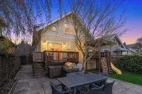 Luxury Family Retreat! ~ PacMan ~ Peloton ~ DogsOK Hotels in Ballard