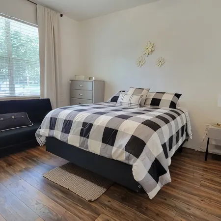 Pet-Friendly 2BR Condo Next to North Florida Hospital