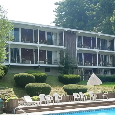 Publick House Historic Inn and Country Motor Lodge