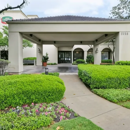 Courtyard Dallas Medical/Market Center Отели рядом с достопримечательностью «Вокзал Мокингбёрд»