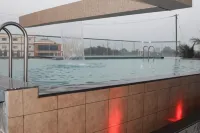 Hotel Vaishnavi Heights - piscina