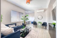 Roof Deck & Food Pods- Hawthorne Penthouse Retreat - Apartments