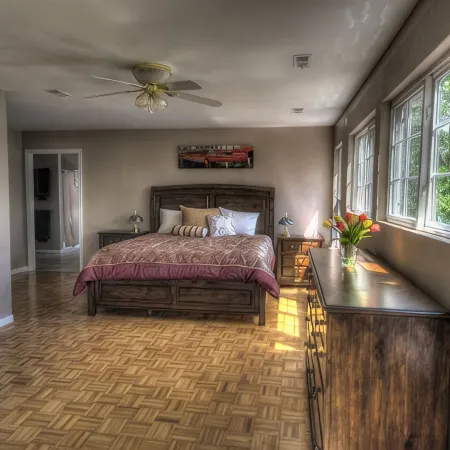 8500 sf, Sleeps 48 in beds, Pool, Hot Tub, Game Rm, 300 ft lake front, In town