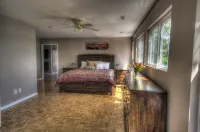 8500 sf, Sleeps 48 in beds, Pool, Hot Tub, Game Rm, 300 ft lake front, In town - 4-Star