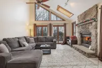 Raccoon House & Spa. Scandinavian style retreat w/ sauna and hot tub. - Hot Tub