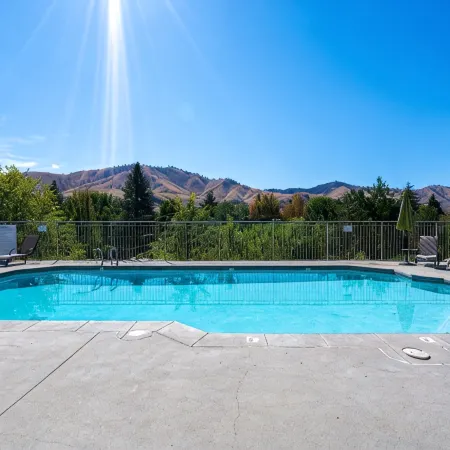 Lovely 2-bedroom condo in Chelan, close to town with mountain views
