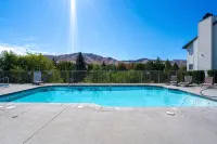 Lovely 2-bedroom condo in Chelan, close to town with mountain views - Pools