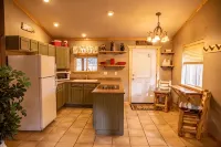 Cheerful 1-bedroom cabin with hot tub - 4-Star