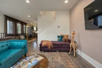 Ultra Heated Rooftop Pool! Arcade, Elevator, EV Charger, Sleeps 11, Full Home - สระว่ายน้ำส่วนตัว