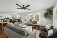 1930s Home, King bed, sleeps 8, Gameroom, walk to Main St - 3-Star