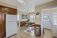 Home adjacent to Country Club, near Hospitals, Park, College and shopping. - Wifi