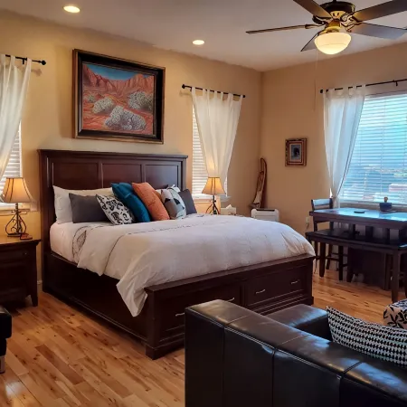 Gorgeous private suite in ranch home with full kitchen/laundry and Jacuzzi tub!