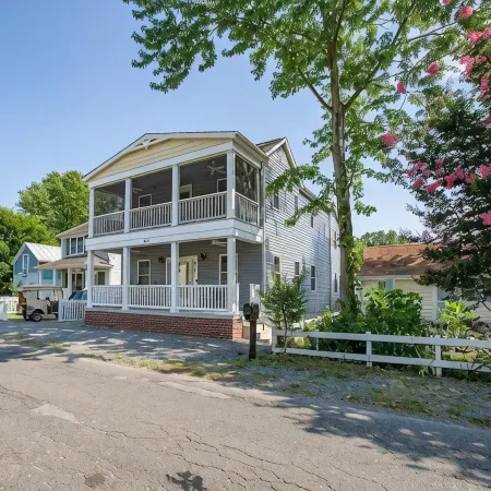 Large Luxury 4 bed/3 bath Beach House-2 Blocks to beach, 1 Block to Bay