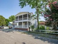 Large Luxury 4 bed/3 bath Beach House-2 Blocks to beach, 1 Block to Bay