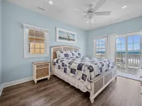 Oceanfront Family Retreat / Pool, Hot Tub, Elevator, Well Stocked Kitchen - balcón