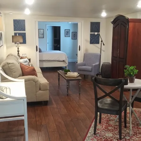 Elegant private suite located downtown historical Chickamauga, Ga Hotels in Walker County