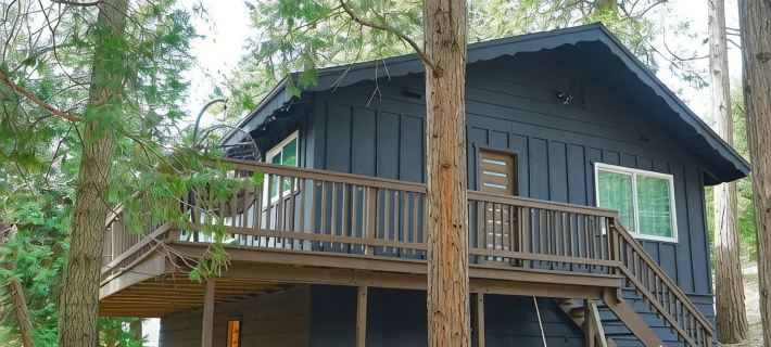 Beautiful Renovated Cozy Forest Home in Crestline with Hot Tub Hoteles en Crestline